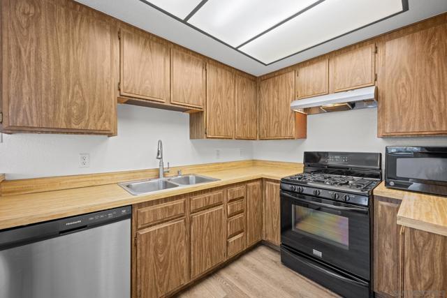 593 Parkview Dr, Lake Elsinore CA: https://media.crmls.org/mediaz/fe68839d-2f6c-47ba-89c1-f04a747006a3.jpg