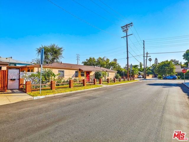 3645 Beethoven Street, Los Angeles CA: https://media.crmls.org/mediaz/fe6993e3-281e-4102-b616-b7af468862f7.jpg