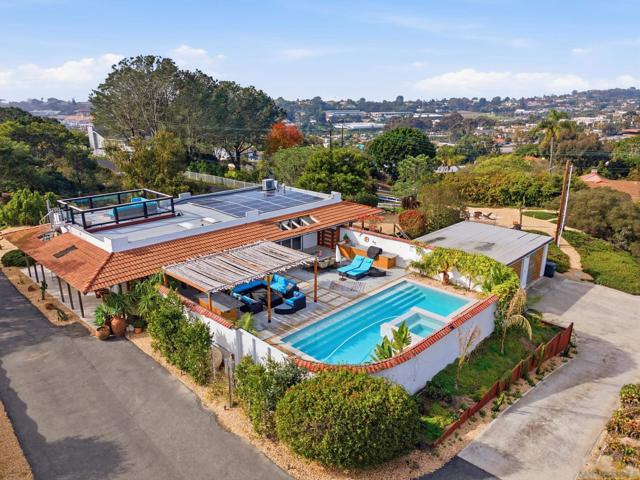 1047 Highland Dr, Del Mar CA: https://media.crmls.org/mediaz/fe6a5986-7310-4a58-b4b7-9fe04011d726.jpg