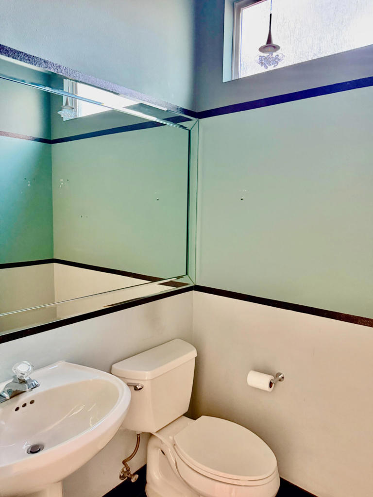 https://media.crmls.org/mediaz/fe6aaec4-a958-4776-90d6-5c7c9c53a03d.jpg?preset=X-Large