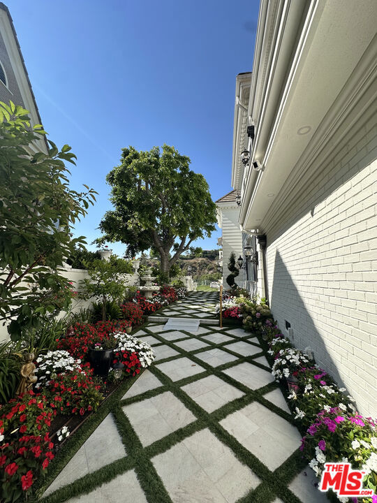 12408 Ridge Road, Los Angeles CA: https://media.crmls.org/mediaz/fe6bb987-f2e9-43d9-bf42-279e76af84fb.jpg