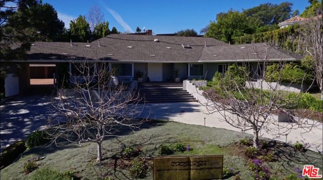 917 Oxford Way, Beverly Hills CA: https://media.crmls.org/mediaz/fe6c5917-a407-495f-b258-fa11840c7bcc.jpg