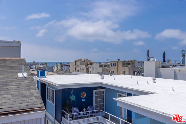 219 2nd Street, Hermosa Beach CA: https://media.crmls.org/mediaz/fe6ce1aa-f246-463d-af5a-97ec97dfa66b.jpg