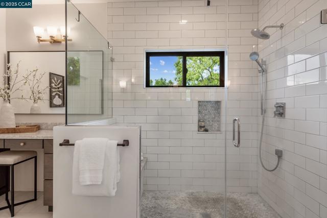 267 Valle Vista Dr, Danville CA: https://media.crmls.org/mediaz/fe6e7ad9-4c62-4fbc-8c2c-49a4588e9783.jpg