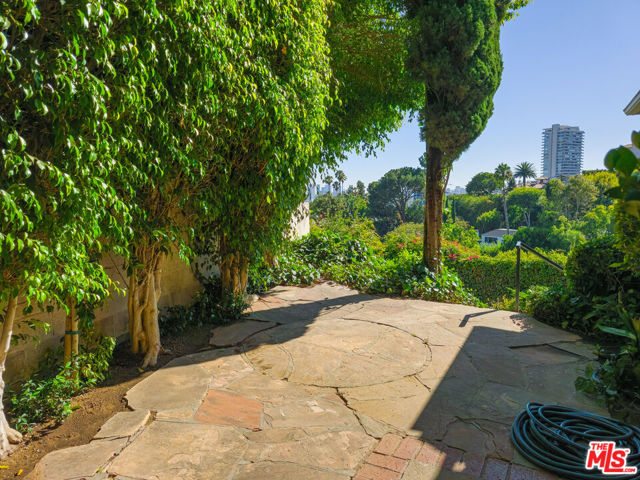 8967 St Ives Drive, Los Angeles CA: https://media.crmls.org/mediaz/fe6eac8d-0b03-4930-93c5-2fd5fc407d31.jpg