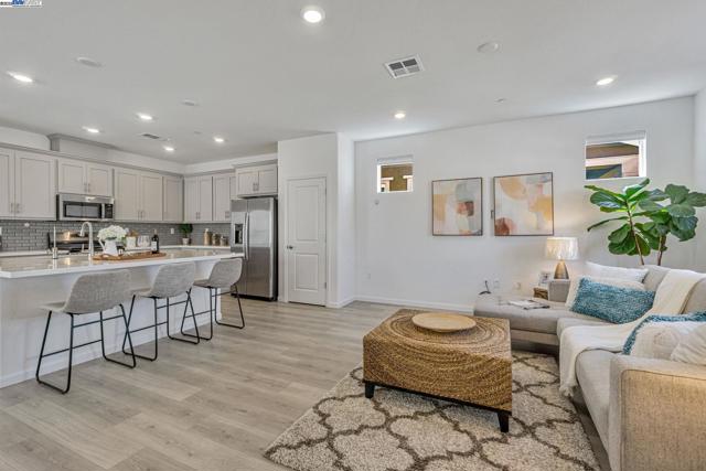 2044 Cottonwood St, Pittsburg CA: https://media.crmls.org/mediaz/fe709f9e-12ec-47f3-91e3-25118d7fb7d7.jpg