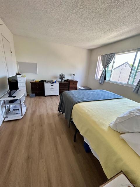 10828 Lamentin Ct, San Diego CA: https://media.crmls.org/mediaz/fe70e380-5f93-4207-8549-71e9f86d0f29.jpg