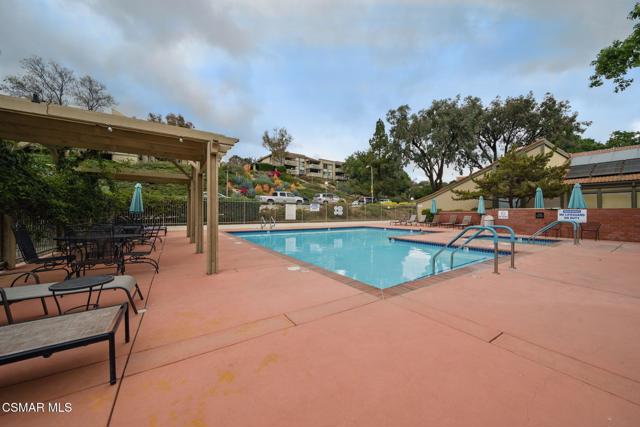 245 Oakleaf Drive, Thousand Oaks CA: https://media.crmls.org/mediaz/fe7177e1-7295-47ee-af53-25ee32a27ba6.jpg
