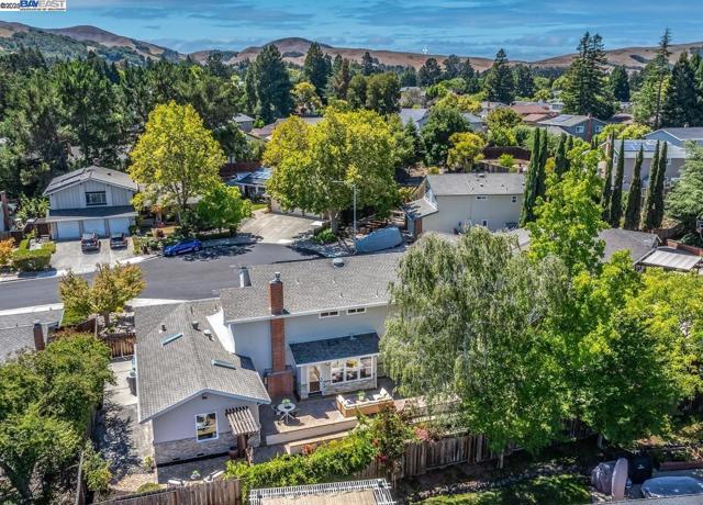 59 Arenas Ct, San Ramon CA: https://media.crmls.org/mediaz/fe71d232-86f3-461e-8478-3fd1d80f8db5.jpg