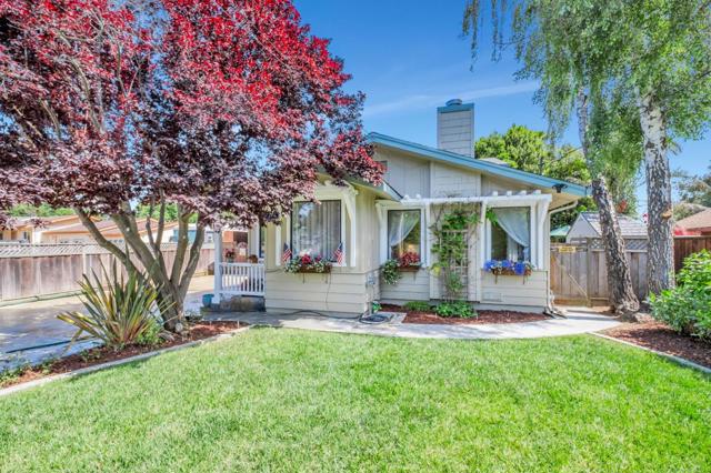 18 Linden Road, Watsonville CA: https://media.crmls.org/mediaz/fe72020f-8bd6-4cce-bb22-40f9444db7cd.jpg