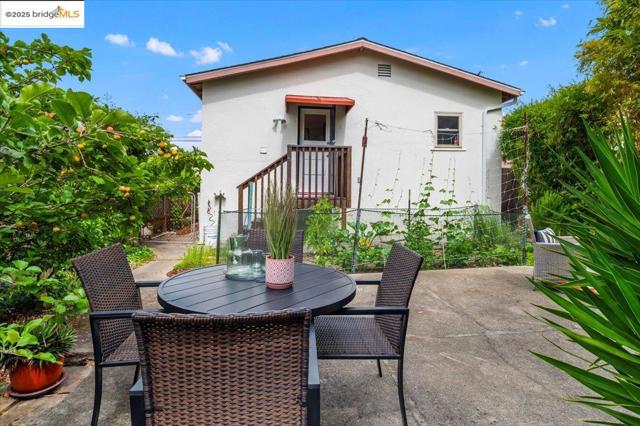 3058 Berlin Way, Oakland CA: https://media.crmls.org/mediaz/fe7259c9-a3ca-4773-8078-fc248f55d4b9.jpg