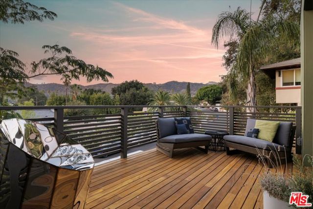 4934 La Roda Avenue, Los Angeles CA: https://media.crmls.org/mediaz/fe72e8e7-7550-4d75-9811-23aef0202a71.jpg