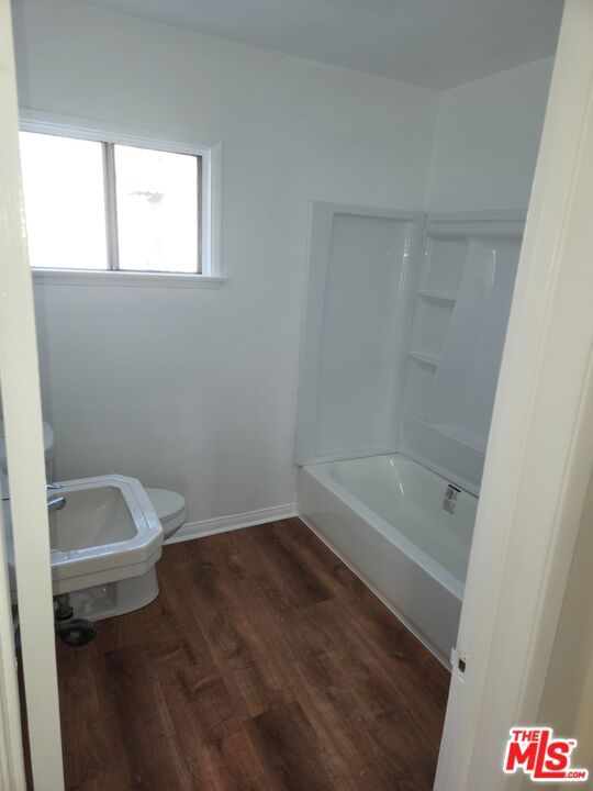 3305 W 21st Street, Los Angeles CA: https://media.crmls.org/mediaz/fe735baa-db44-490b-a251-08aae614ed5c.jpg