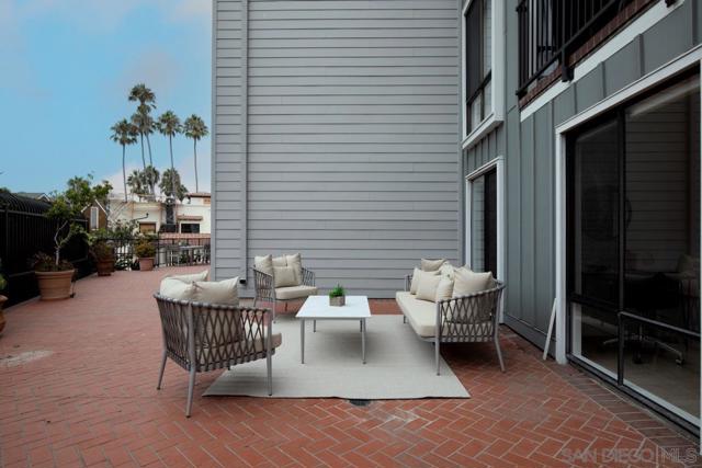 8263 Camino Del Oro, La Jolla CA: https://media.crmls.org/mediaz/fe744010-94ad-4acc-b414-015efadcf923.jpg