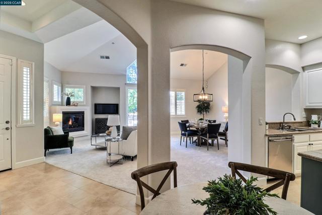 136 Sugarloaf Ct, Alamo CA: https://media.crmls.org/mediaz/fe747859-5db2-41df-9611-e9decf86ccd6.jpg