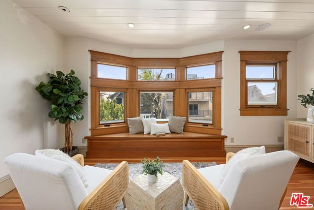 21 Park Avenue, Venice CA: https://media.crmls.org/mediaz/fe74a85e-6079-4bb0-b720-c0710b2c309b.jpg