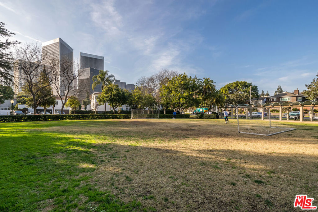 https://media.crmls.org/mediaz/fe74ba5d-8656-4561-a756-1dd21aa74a86.jpg?preset=X-Large
