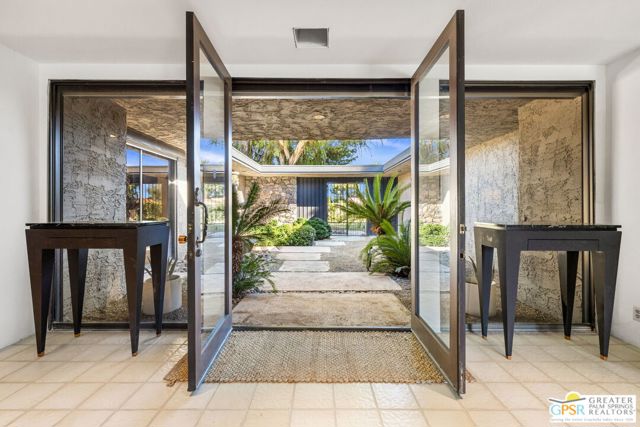 40675 E Thunderbird Terrace, Rancho Mirage CA: https://media.crmls.org/mediaz/fe74f3bc-ed4d-4542-a26e-1fdd5b30805b.jpg