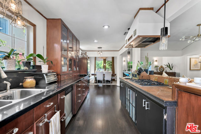 5341 Mecca Avenue, Tarzana CA: https://media.crmls.org/mediaz/fe7579a6-5b38-4d10-8129-5383018cf7ea.jpg