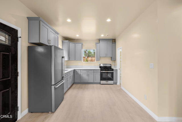 Detail Gallery Image 2 of 14 For 148 S Parish Pl, Burbank,  CA 91506 - 3 Beds | 2 Baths