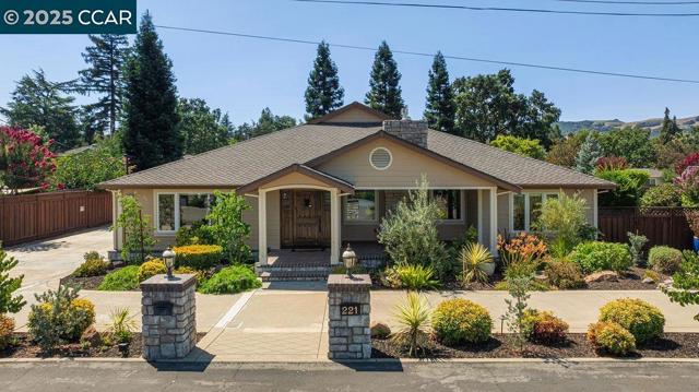 221 El Sobrante Dr, Danville CA: https://media.crmls.org/mediaz/fe7858b0-65cd-4c87-b227-8f5595fde147.jpg
