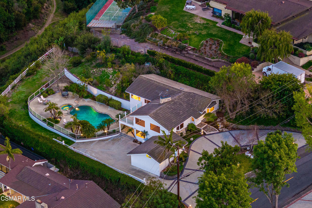 https://media.crmls.org/mediaz/fe7883e2-4b87-44cf-b863-dfcc21643322.jpg?preset=X-Large