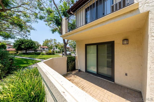4210 Porte De Palmas, San Diego CA: https://media.crmls.org/mediaz/fe7885d4-42ed-40c6-b8a1-7f48e5d29789.jpg
