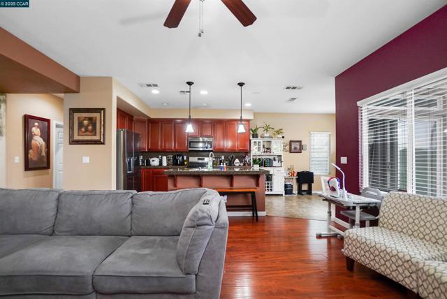 115 Montevino Ct, Oakley CA: https://media.crmls.org/mediaz/fe794159-1d66-4900-86f3-289edebbdd3e.jpg