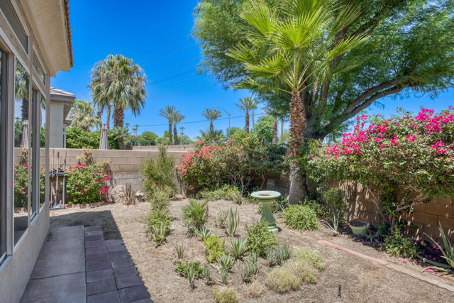 44010 Royal Troon Drive Drive, Indio CA: https://media.crmls.org/mediaz/fe79a6f9-d2f5-4546-be5e-2f9dca1f2832.jpg