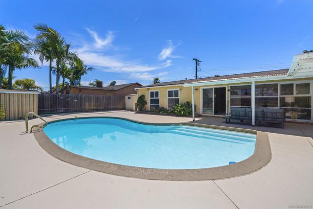 5768 CAMBER DR, San Diego CA: https://media.crmls.org/mediaz/fe79e90f-7b0e-468f-b2eb-cb0635211c29.jpg
