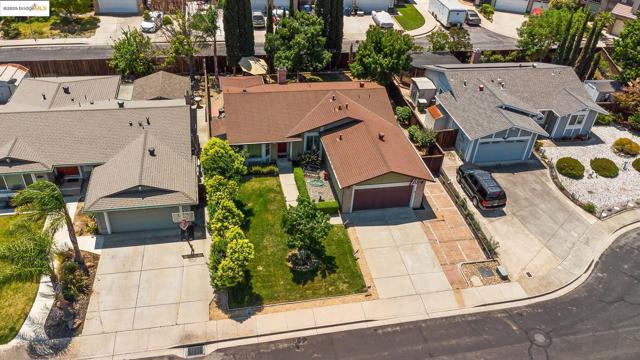 53 Zinfandel Ct, Oakley CA: https://media.crmls.org/mediaz/fe7b12f5-1b55-4834-961b-15e3fddf4b86.jpg