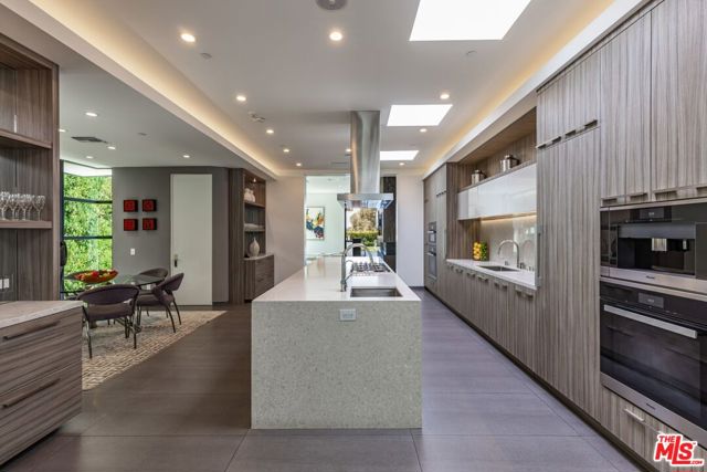 2002 LOMA VISTA Drive, Beverly Hills CA: https://media.crmls.org/mediaz/fe7bcc1a-bce0-4c67-8eb7-867e85ed8dd3.jpg