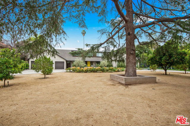 17352 Magnolia Boulevard, Encino CA: https://media.crmls.org/mediaz/fe7c2dc0-521c-4158-9a72-85961b006df0.jpg