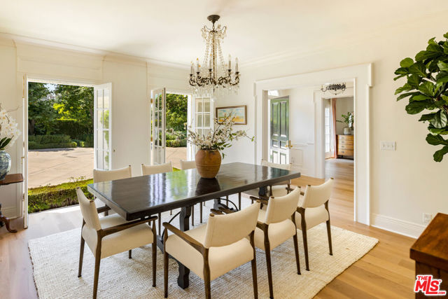 130 S Cliffwood Avenue, Los Angeles CA: https://media.crmls.org/mediaz/fe7c6689-44b5-42f2-b40a-429b152ae411.jpg