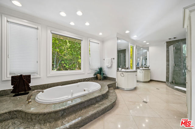 16221 Elisa Place, Encino CA: https://media.crmls.org/mediaz/fe7cb8a5-4f6c-43a8-b12c-77db24ba60bd.jpg
