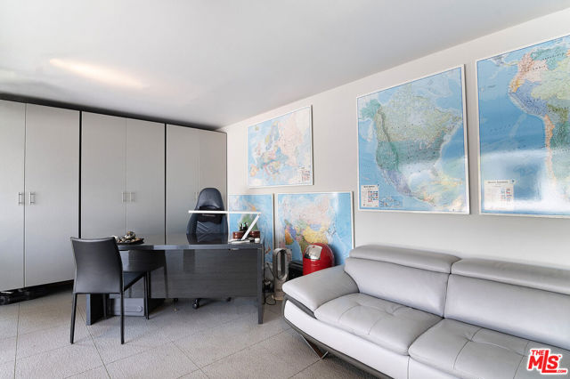 922 Garfield Avenue, Venice CA: https://media.crmls.org/mediaz/fe7cd662-5a8b-418a-907d-18cadfd6d168.jpg