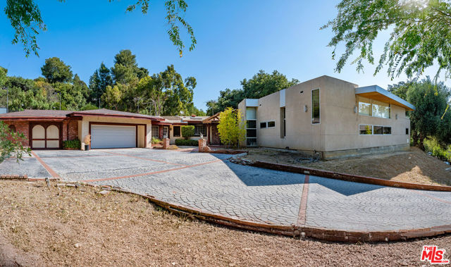 16145 High Valley Place, Encino CA: https://media.crmls.org/mediaz/fe7d454f-a447-481c-8135-4ed46948c56a.jpg