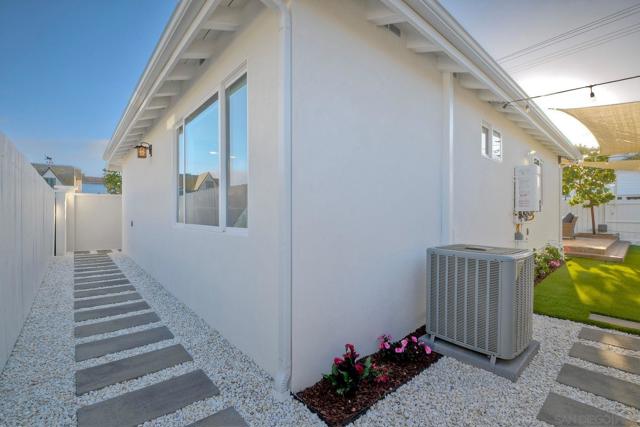 1221 4th St, San Diego CA: https://media.crmls.org/mediaz/fe7d5e21-9e5e-4273-99f9-99c74ef8b414.jpg