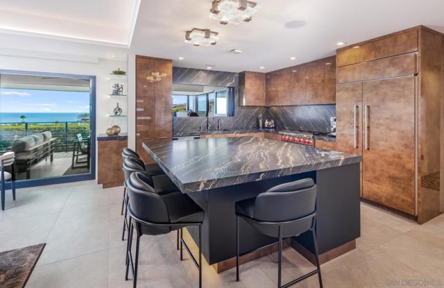 5560 Moonlight Lane, La Jolla CA: https://media.crmls.org/mediaz/fe7d7186-a6fd-4fd9-bebe-f8a29fa53cb5.jpg