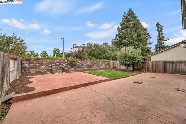 9193 Bungalow Way, Elk Grove CA: https://media.crmls.org/mediaz/fe7dd56d-add1-4edc-bcb3-7e8afd2eb957.jpg