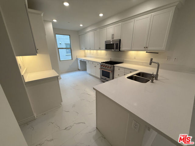 65 Plateau, Irvine CA: https://media.crmls.org/mediaz/fe7e33a7-830f-4faa-88a3-8ec28fef406b.jpg