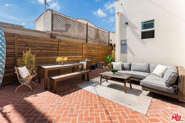 1774 Washington Way, Venice CA: https://media.crmls.org/mediaz/fe805882-dc42-45c1-a79e-a1e1d3e6d088.jpg