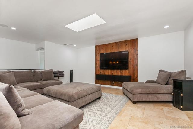 704 Matagual Dr, Vista CA: https://media.crmls.org/mediaz/fe817d03-2ff4-4e77-81c9-65b6461e4b43.jpg