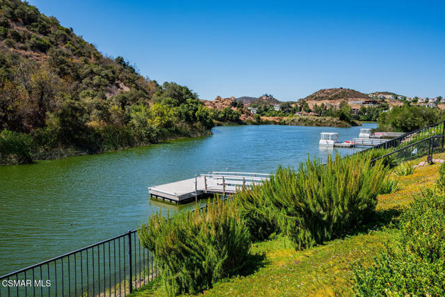 2385 Calbourne Court, Lake Sherwood CA: https://media.crmls.org/mediaz/fe81cba9-7306-4b8f-8adf-29df917c5337.jpg