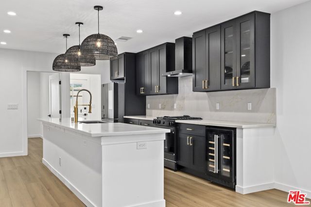 2700 S Palm Grove Avenue, Los Angeles CA: https://media.crmls.org/mediaz/fe82101c-6c7b-4d1c-8e81-3f586b765bc1.jpg