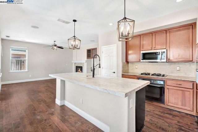 2315 Sabrina Way, Tracy CA: https://media.crmls.org/mediaz/fe823d59-9ea7-46a3-85c2-062e67152c45.jpg