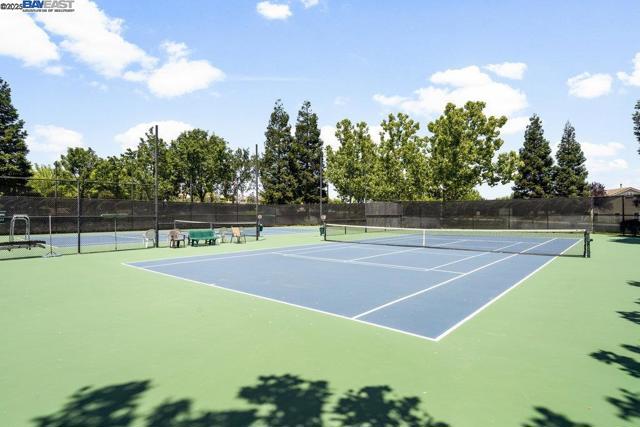 1123 Burghley Ln, Brentwood CA: https://media.crmls.org/mediaz/fe8277ed-9d8c-482d-8d75-8976302ca9f5.jpg