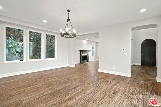 5309 Louise Avenue, Encino CA: https://media.crmls.org/mediaz/fe83bf11-32a0-4c3a-bb7d-65126c1ce8ba.jpg