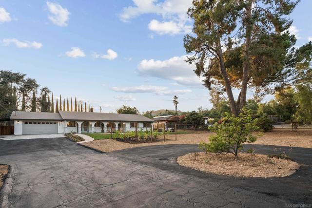 3226 Summit Drive, Escondido CA: https://media.crmls.org/mediaz/fe847c9b-8f9e-4d19-87c7-7aa6ebbc8750.jpg