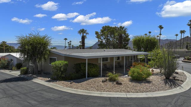49305 Highway 74, Palm Desert CA: https://media.crmls.org/mediaz/fe84b40d-1005-489c-a906-f31092ad303b.jpg